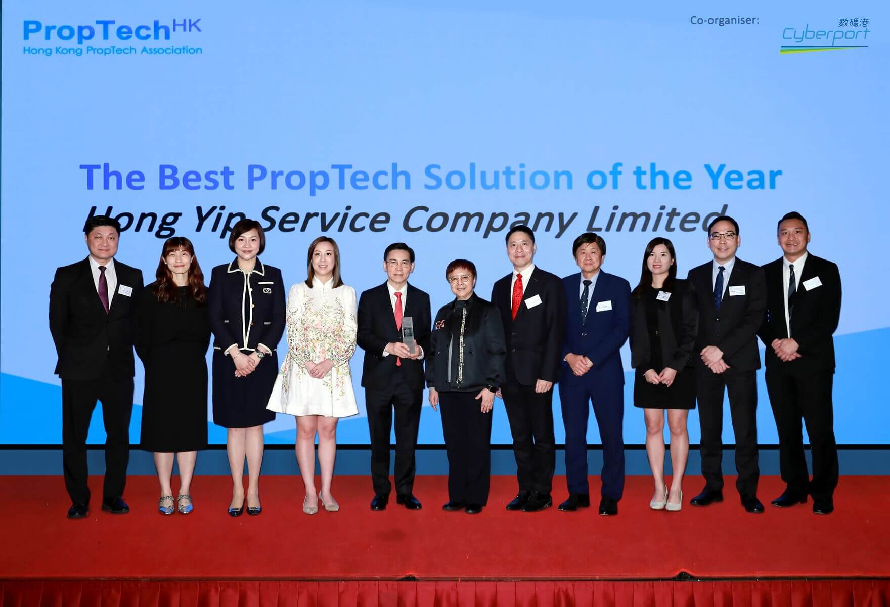 康业以创新智能物管，于首届「PropTech Excellence Awards」勇夺「年度最佳房地产科技方案」。康业主席及行政总裁邝正炜先生(左五)带领康业团队，与两位颁奖嘉宾—Esri 中国（香港）有限公司创办人及主席邓淑明博士(左六)与香港房地产科技协会创会主席陈颕光女士(左四)一同合照。